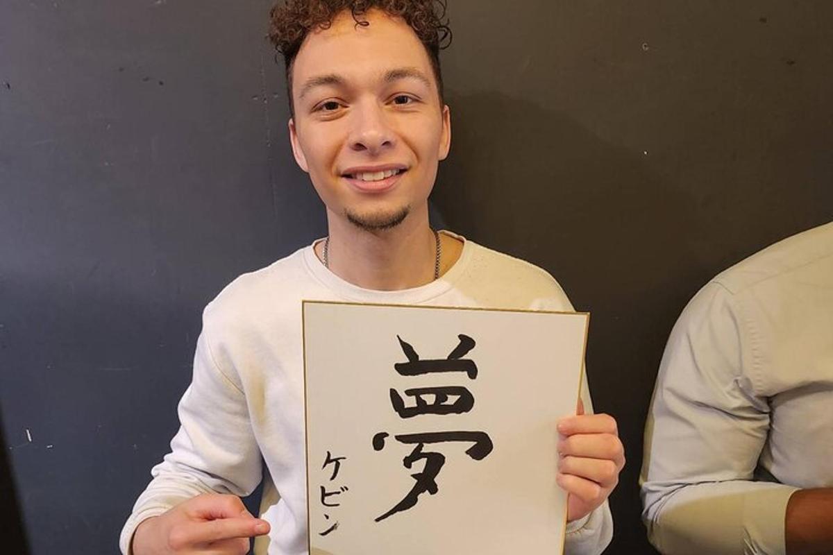 글이 적힌 표지판을 들고 있는 남자