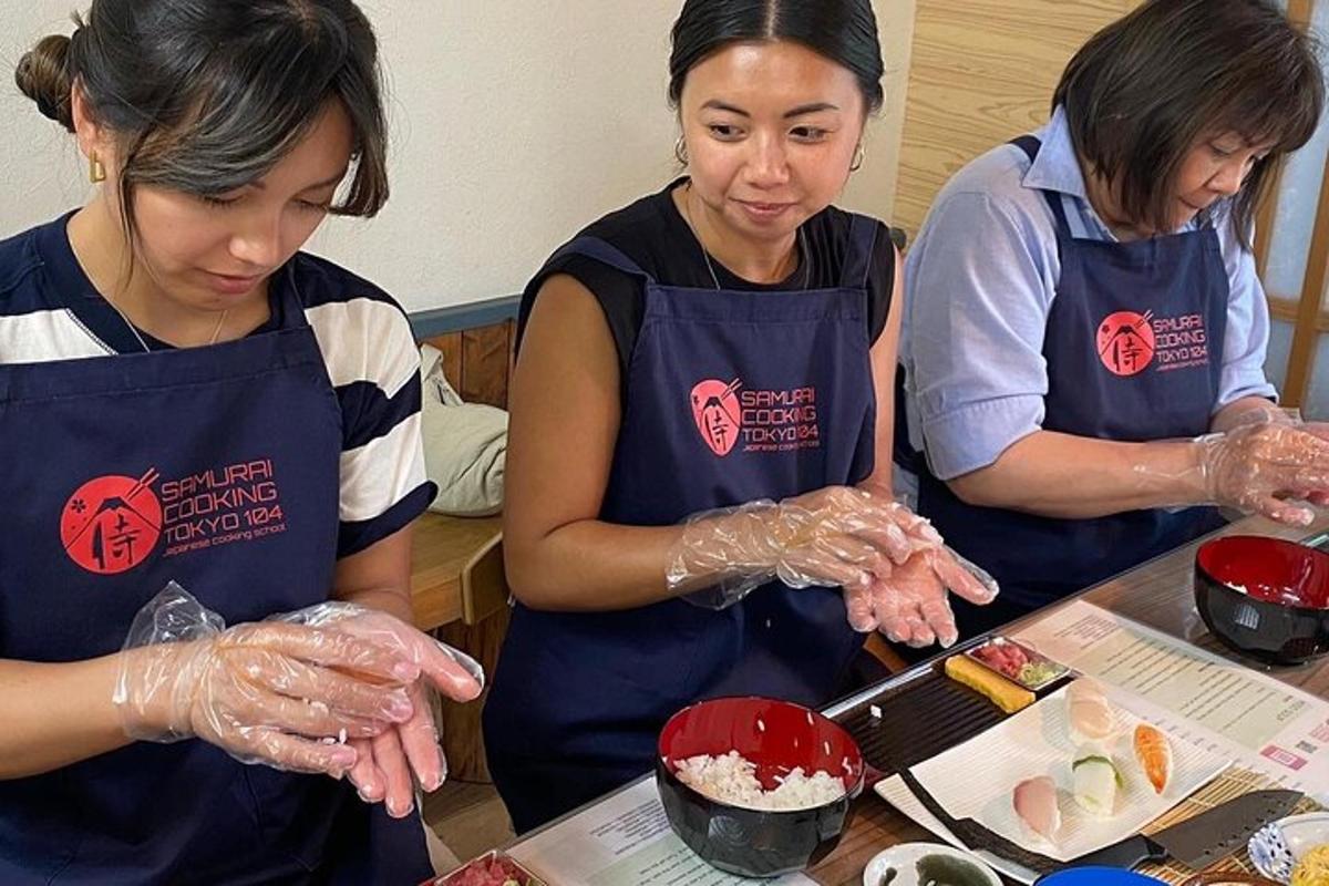 een groep van drie vrouwen die eten bereiden in een keuken