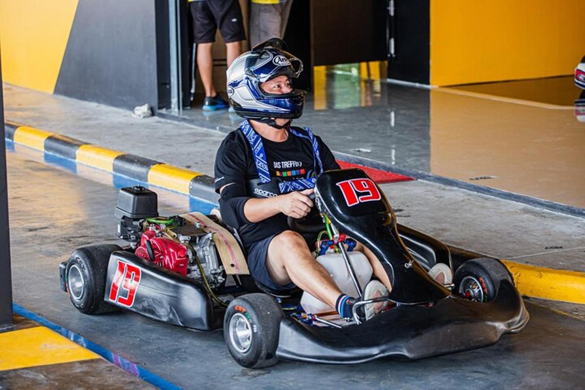 vīrietis sēž rotaļu automašīnā