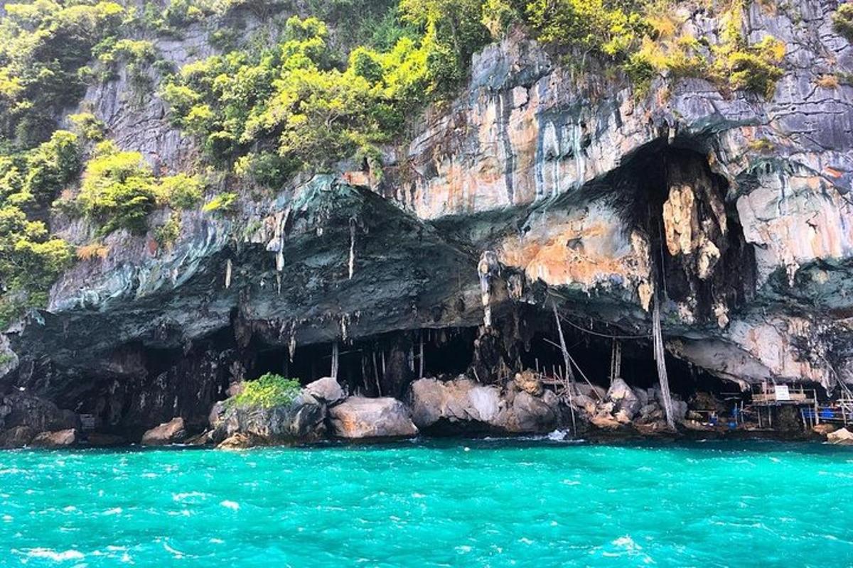uma caverna na encosta de uma montanha com água azul
