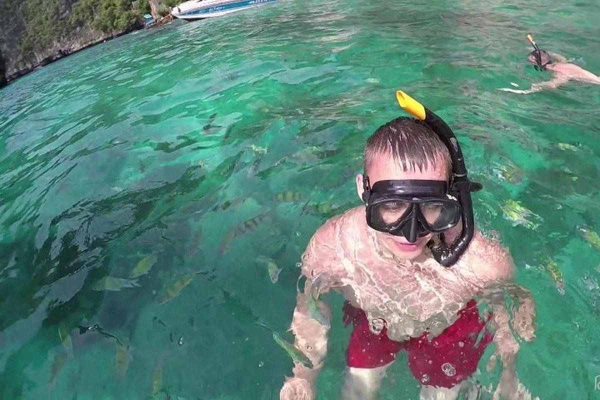 una persona en el agua usando un snorkel