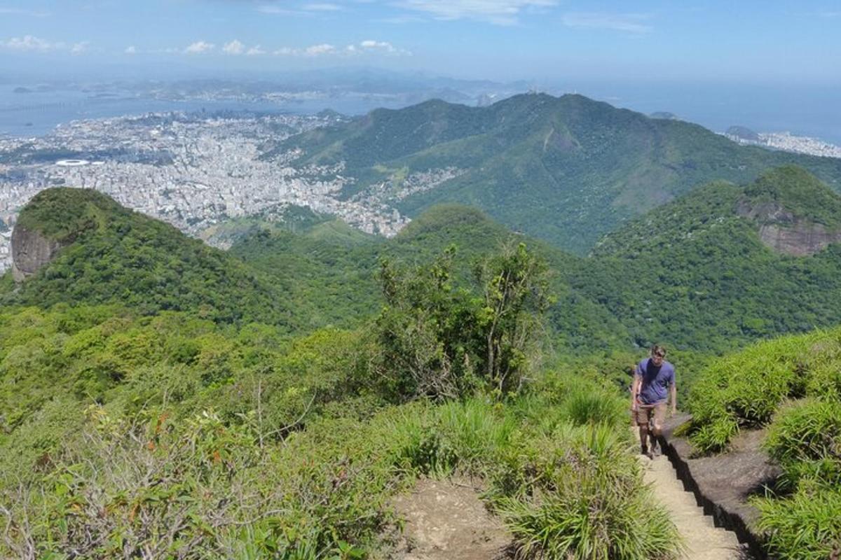 un uomo che cammina lungo un sentiero su una montagna