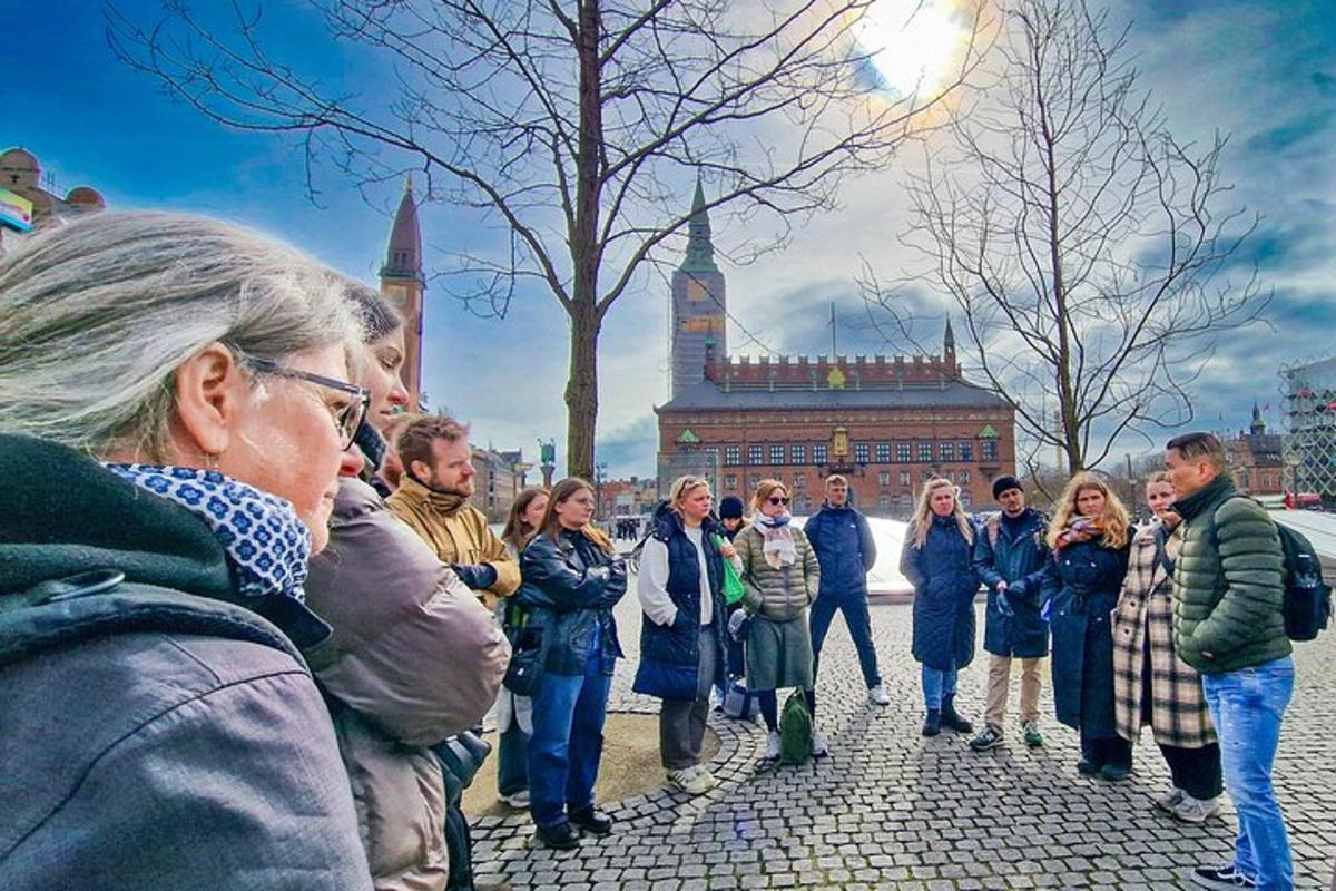 skupina lidí stojících před budovou