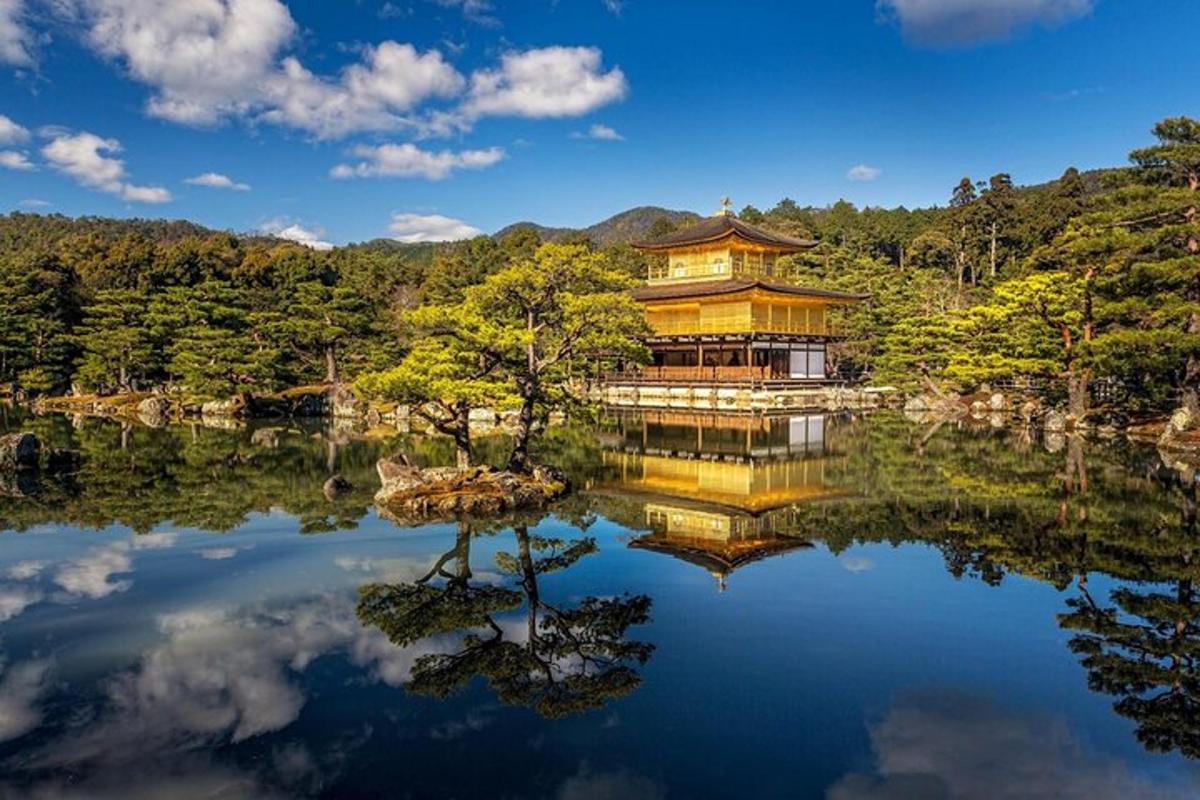 Un edificio chino en un lago con su reflejo en el agua.