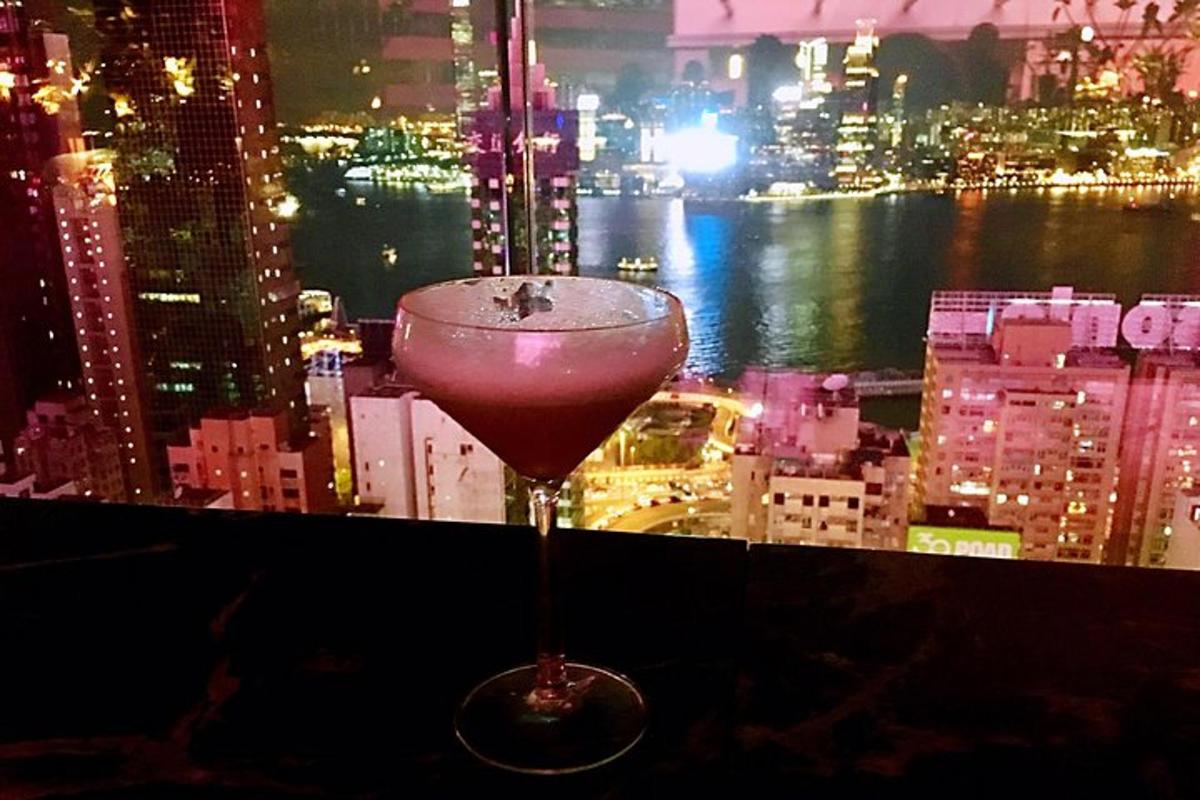 una beguda en una copa de martini davant d'una finestra
