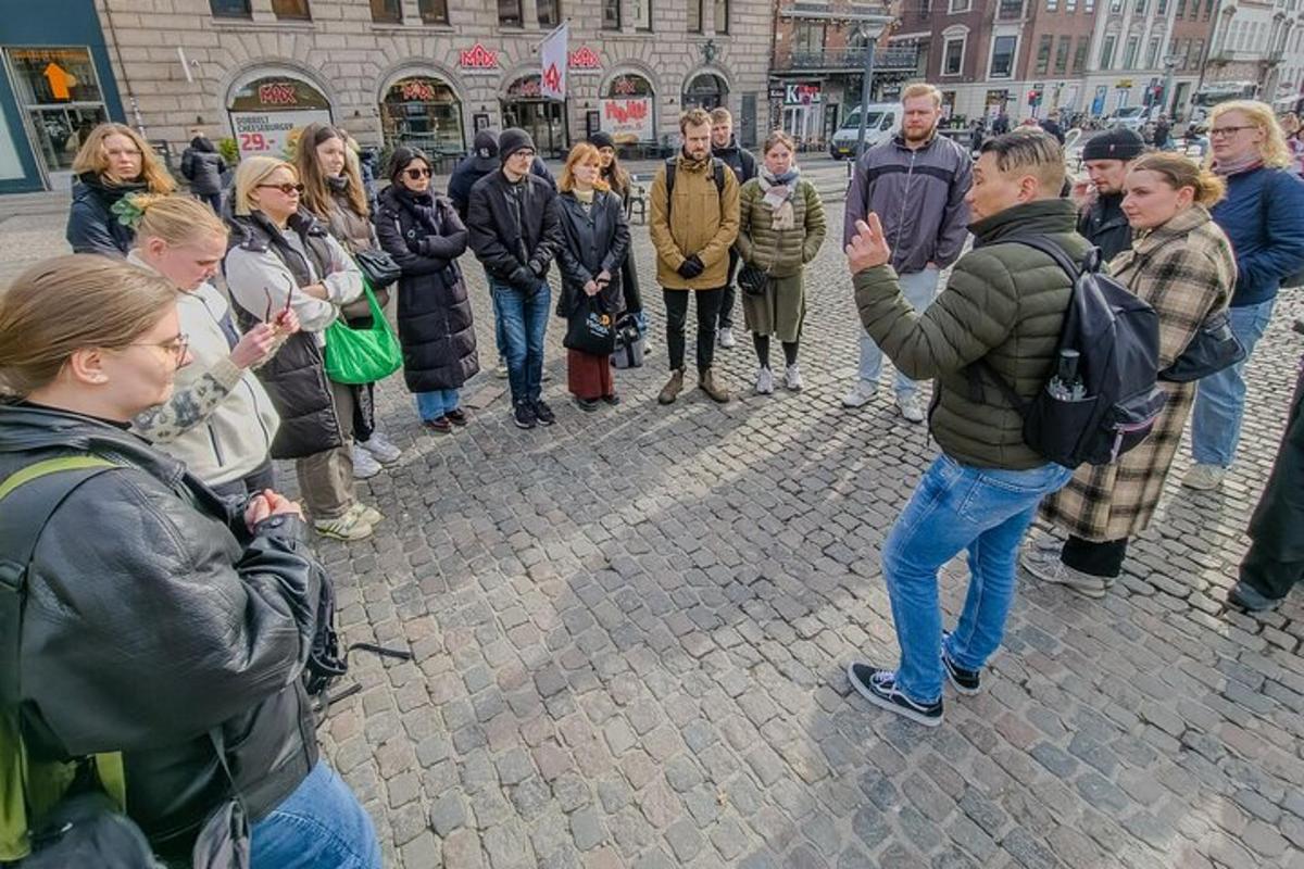 skupina lidí stojících na ulici