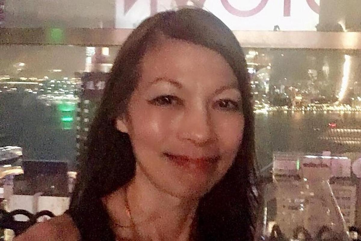 isang babaeng nakatayo sa tuktok ng isang skyscraper