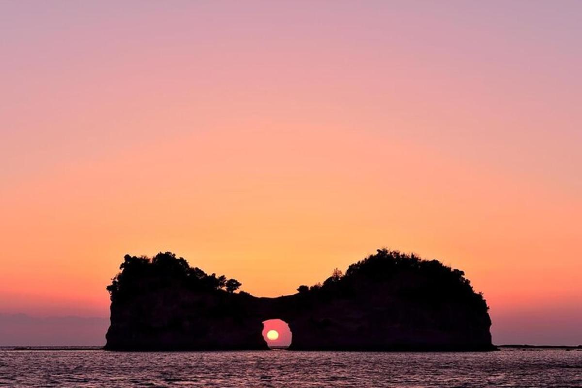 una piccola isola nell'oceano al tramonto
