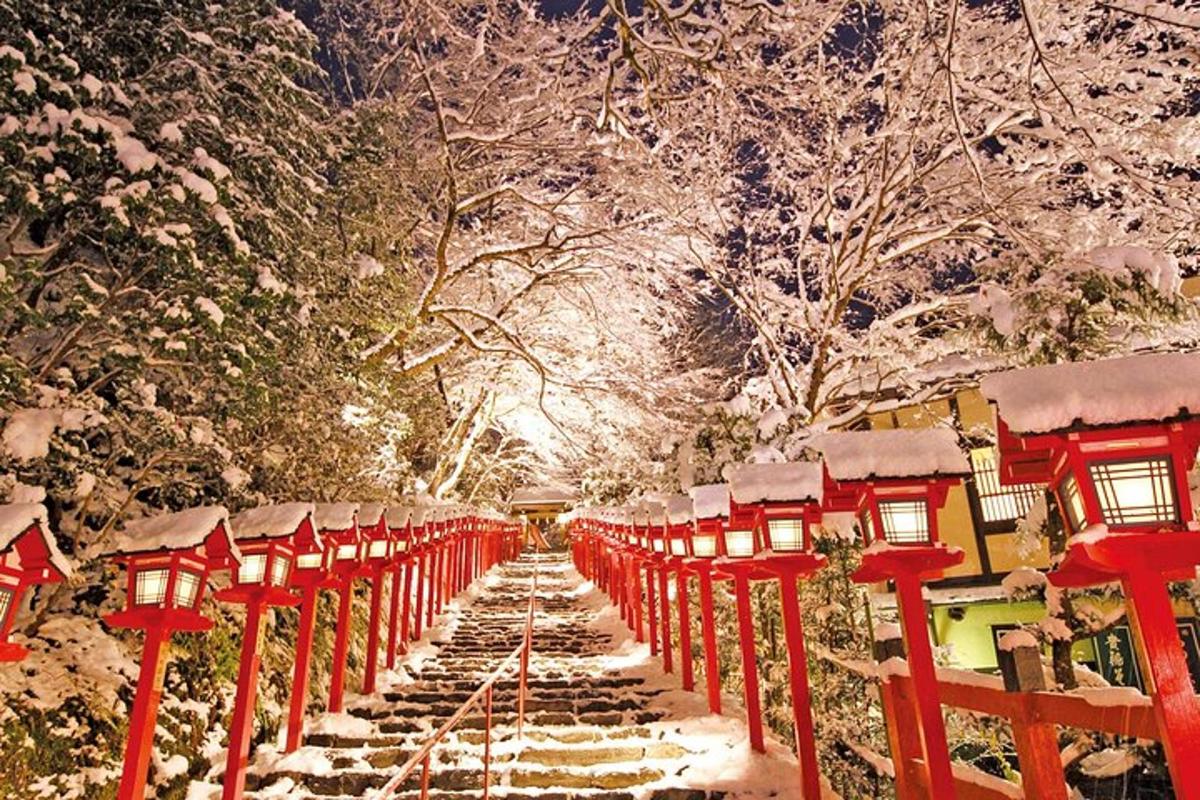 Una hilera de linternas rojas en un bosque cubierto de nieve