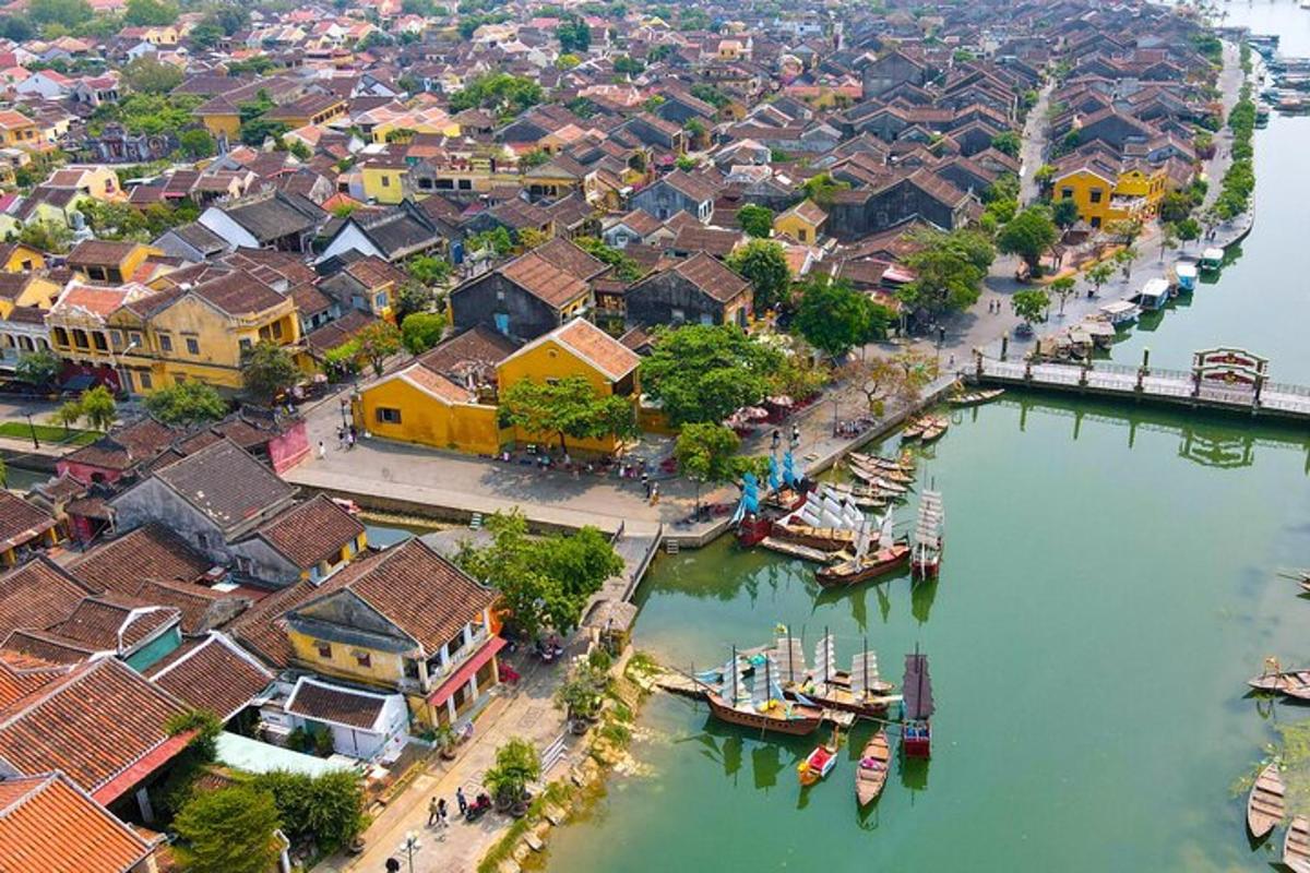một góc nhìn từ trên không của một thị trấn bên cạnh một con sông