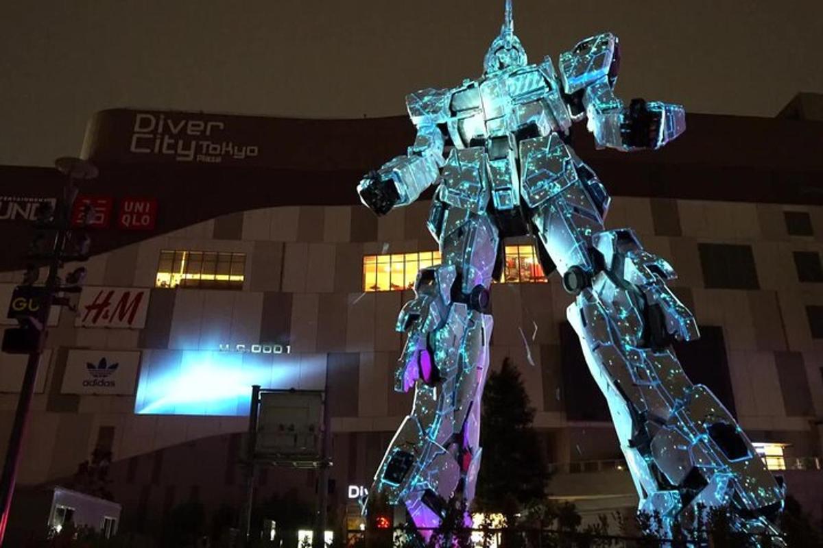 una grande statua di un robot di fronte a un edificio