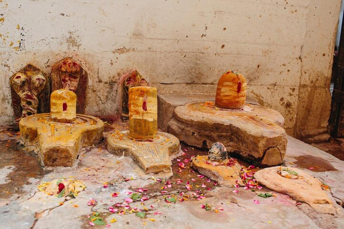 et skittent rom med noen statuer og rusk på gulvet