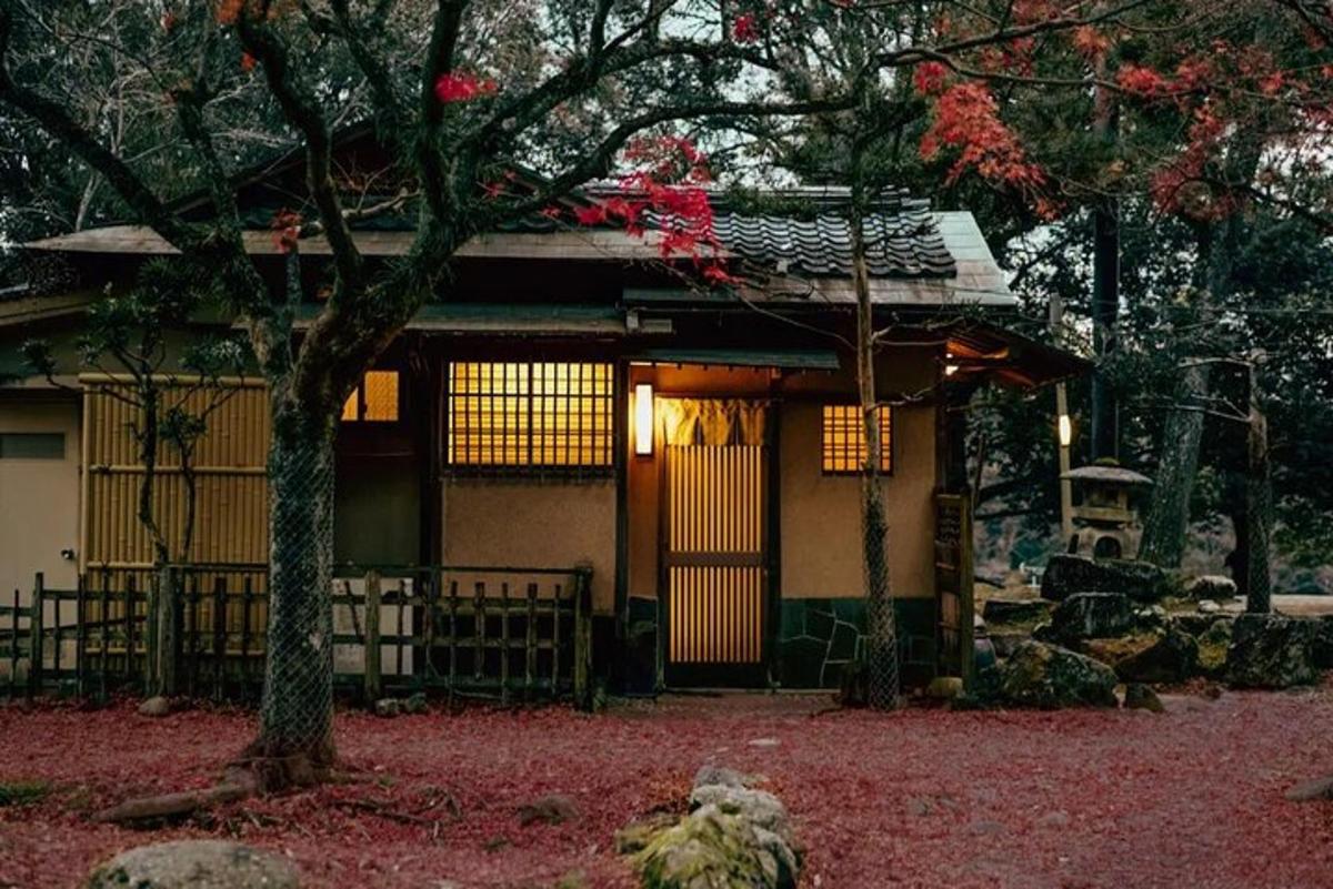 una casa con un albero davanti