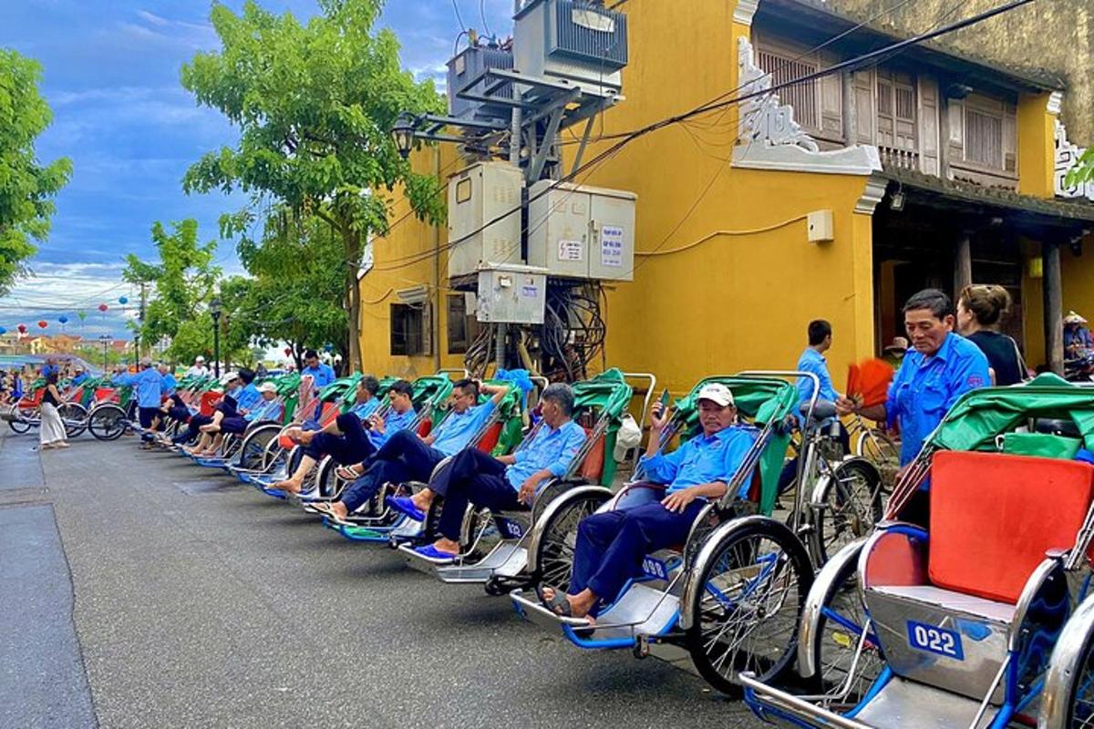 sekumpulan orang duduk di atas basikal mereka di jalan