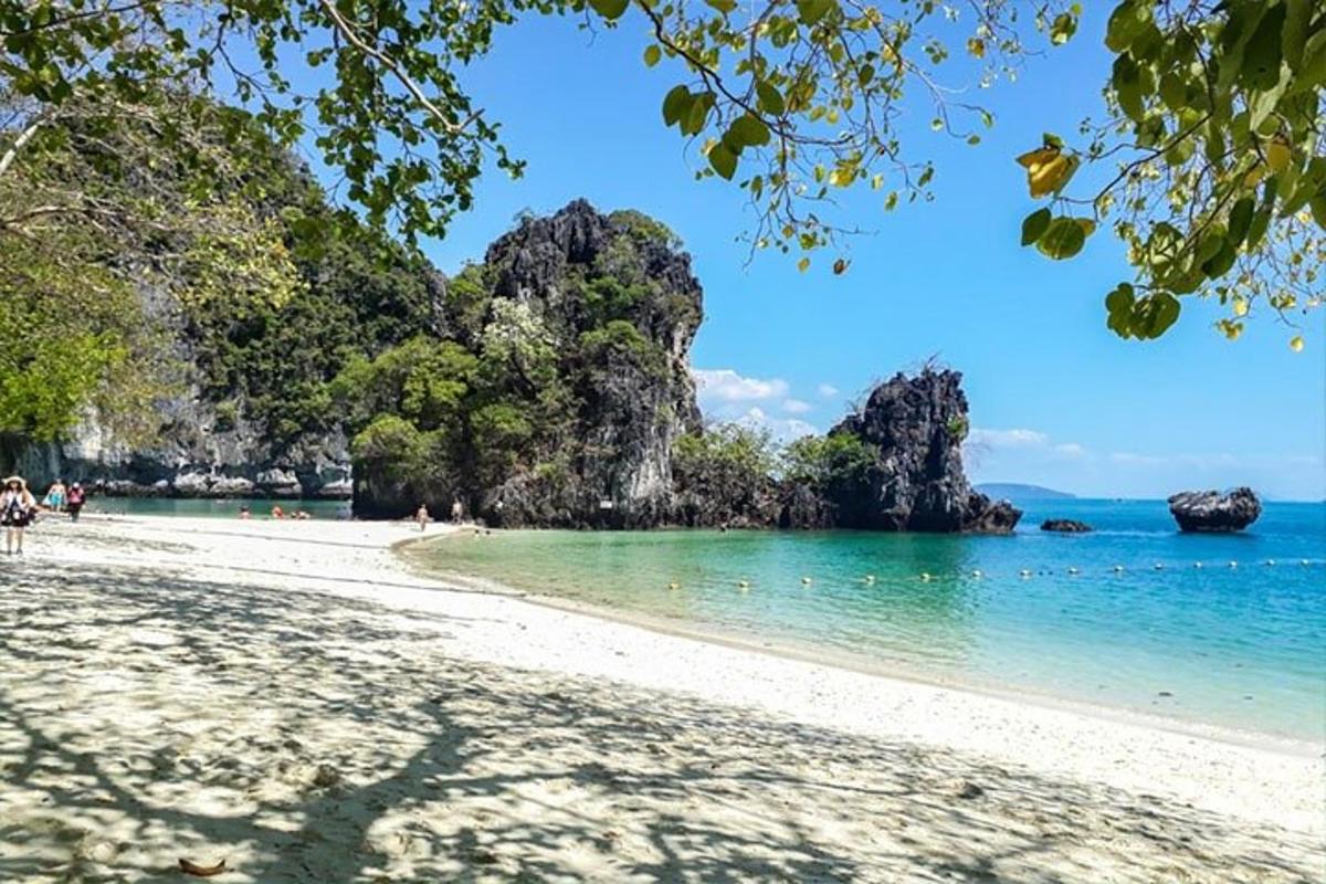 sebuah pantai di teluk halong di vietnam