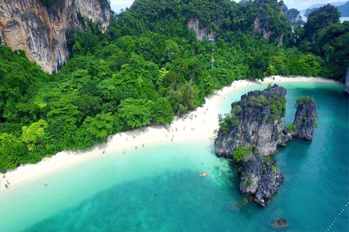 pemandangan udara pantai dengan batu di dalam air