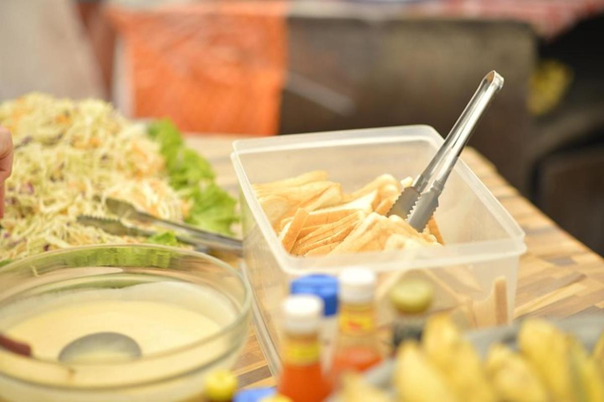wadah makanan plastik di atas meja