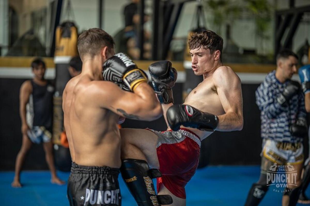 deux hommes torse nu participent à un match de boxe