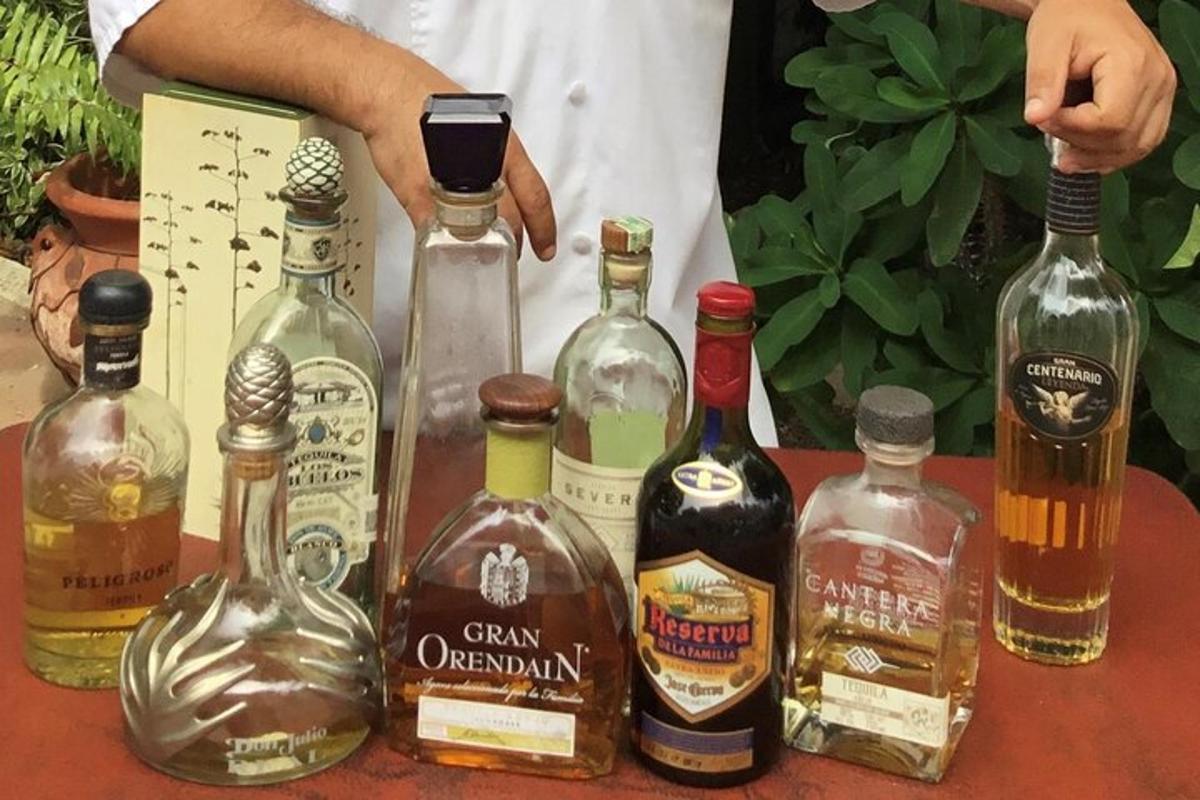 egy csoport alkoholos üveg az asztalon