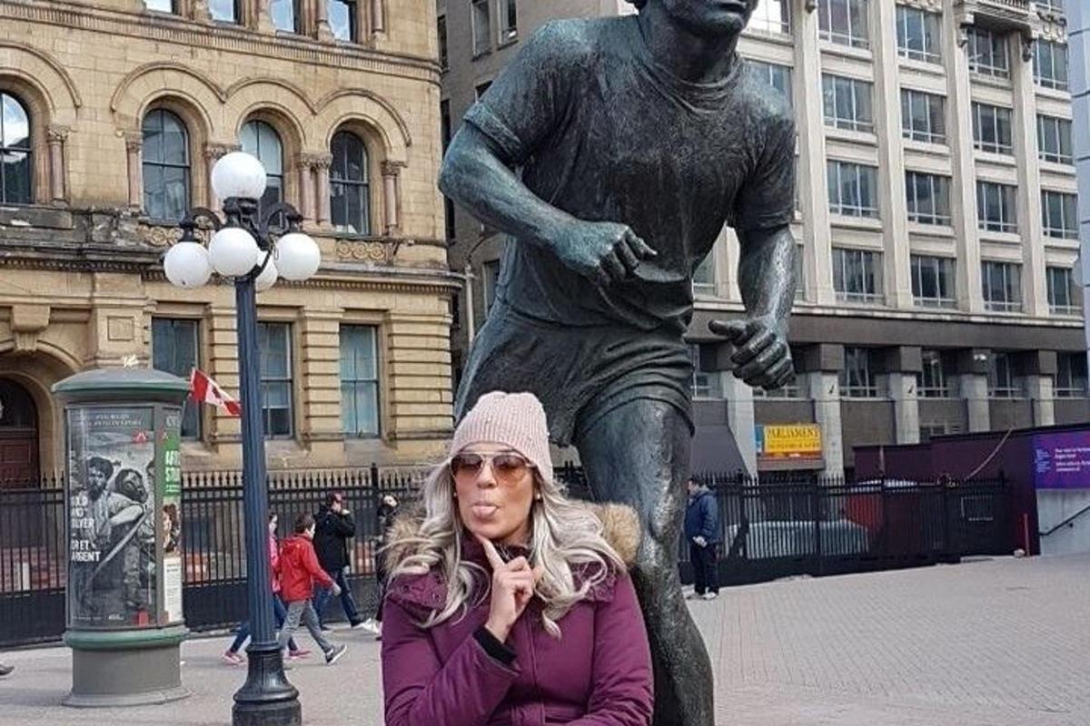 žena sedící před sochou