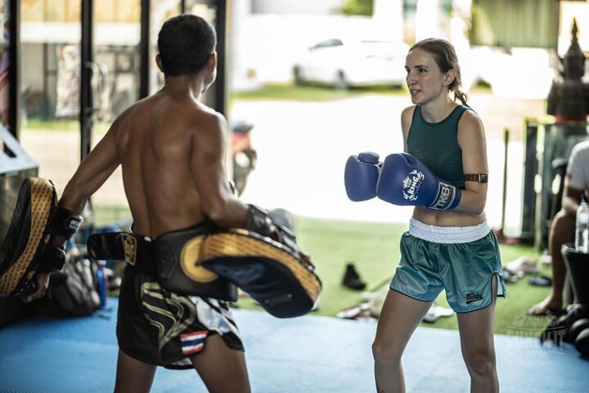 un garçon et une fille avec des gants de boxe dans une salle de sport
