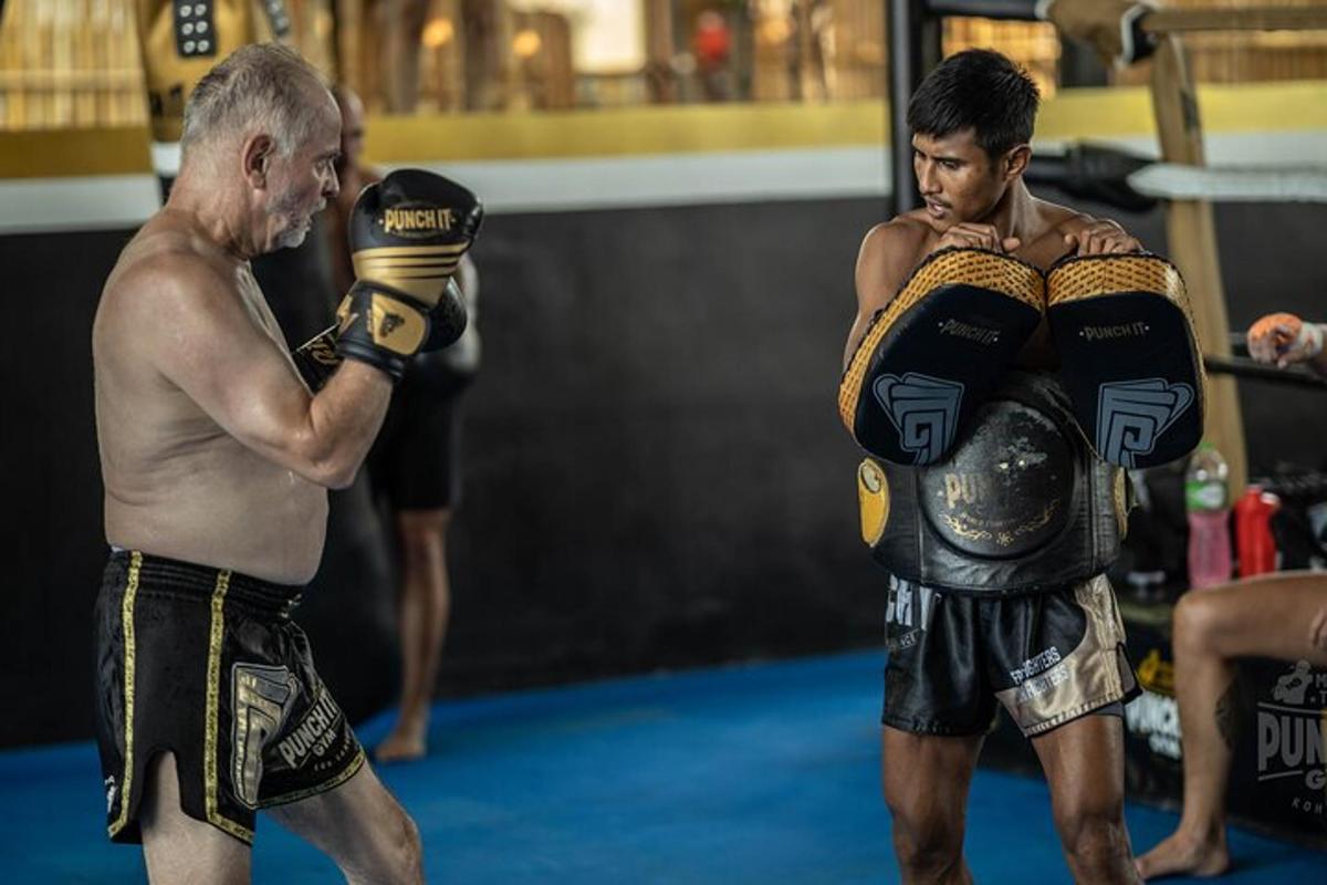 deux hommes debout sur un ring avec des gants de boxe