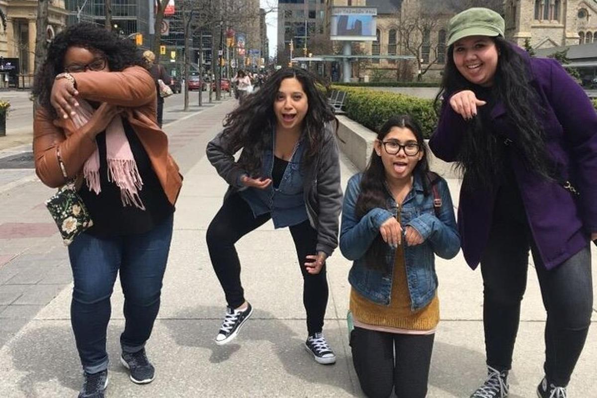 un grup de quatre dones caminant per un carrer