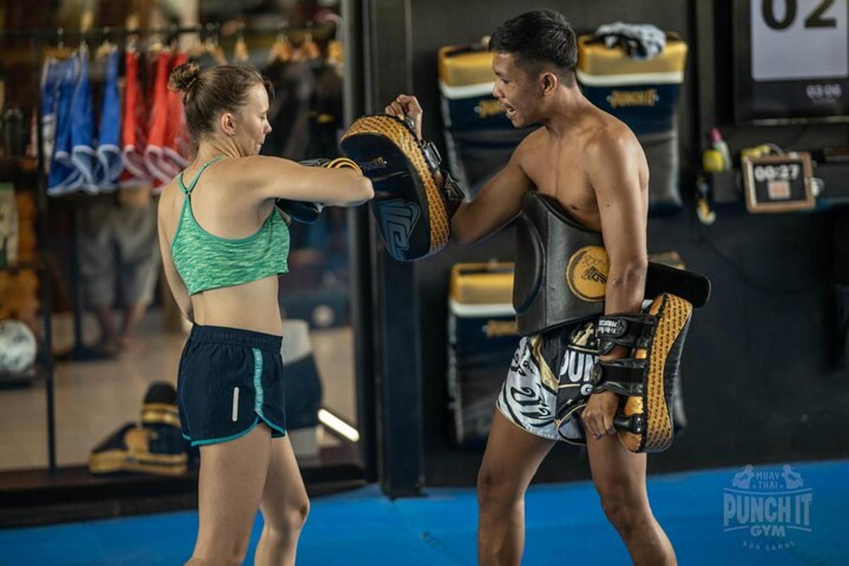 un homme et une femme boxent dans une salle de sport