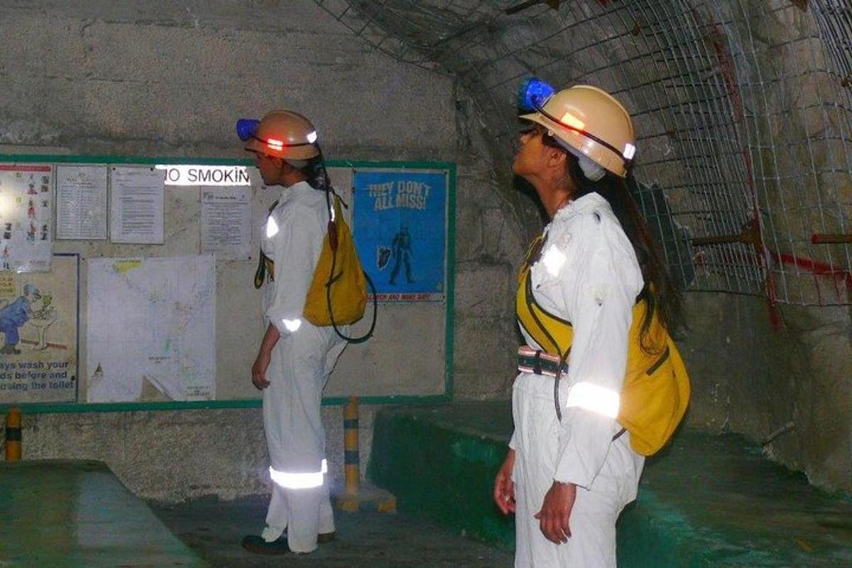 due uomini con i caschi protettivi in piedi in un tunnel