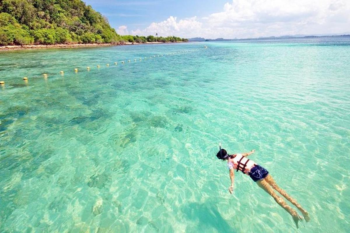 una persona sdraiata nell'acqua dell'oceano