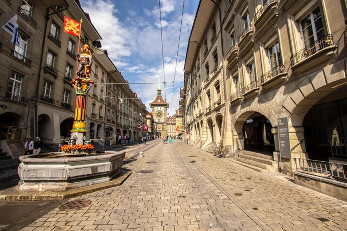 Una calle vacía de la ciudad con una torre de reloj en la distancia