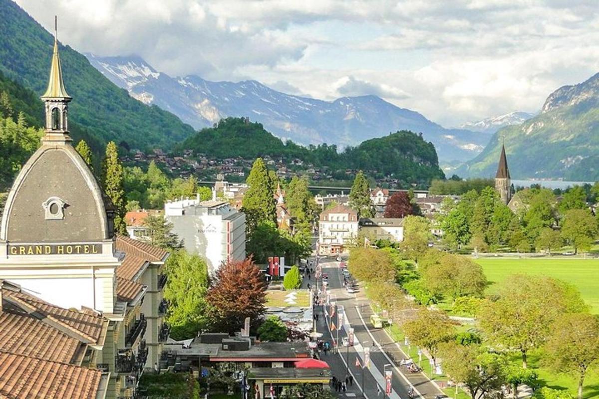 vaade linnale, mille taustal on mäed