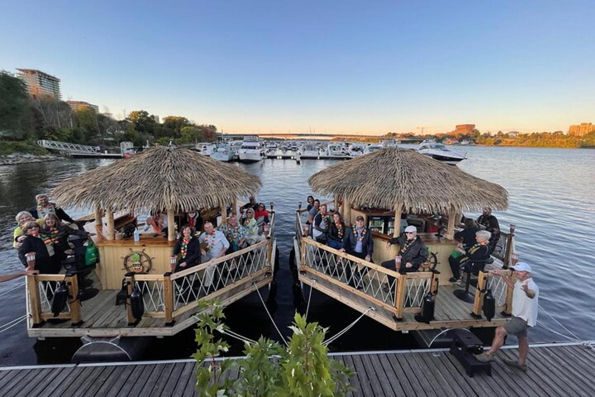 un grup de persones en un vaixell a l'aigua
