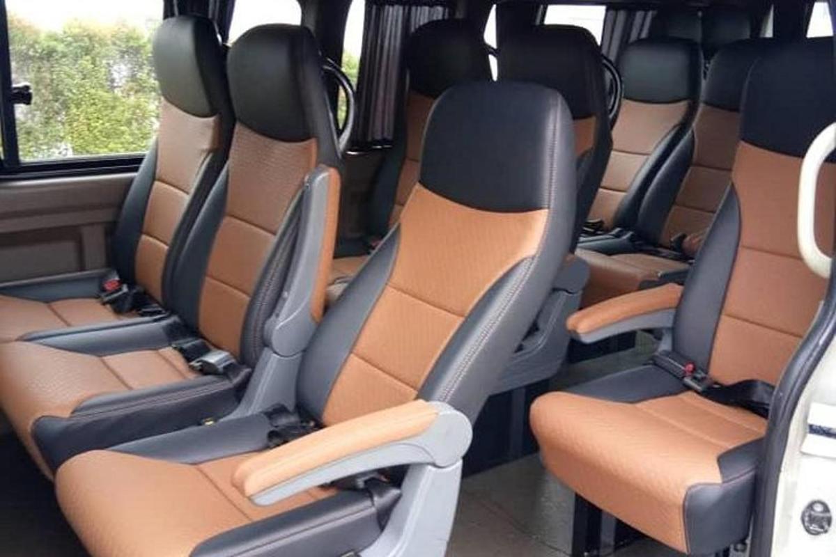 un rând de scaune în spatele unui autobuz