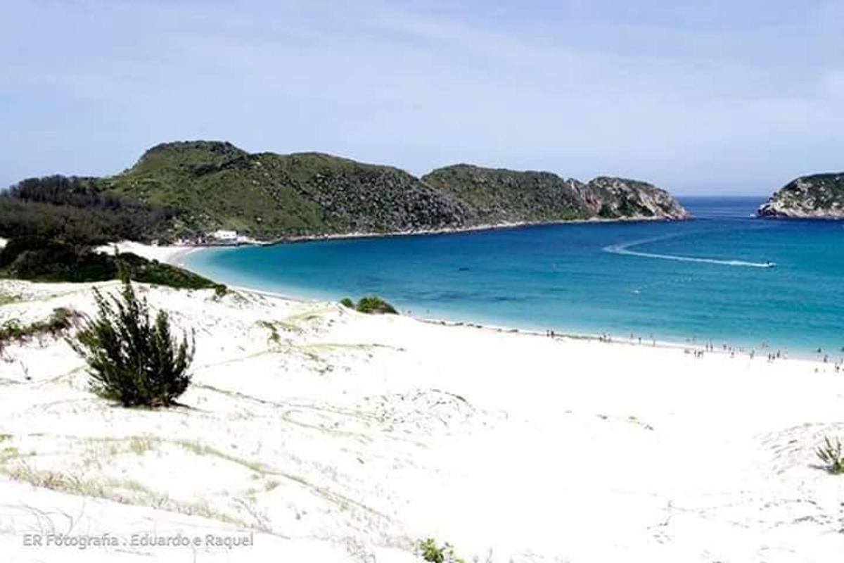 una platja amb sorra blanca i aigua blava