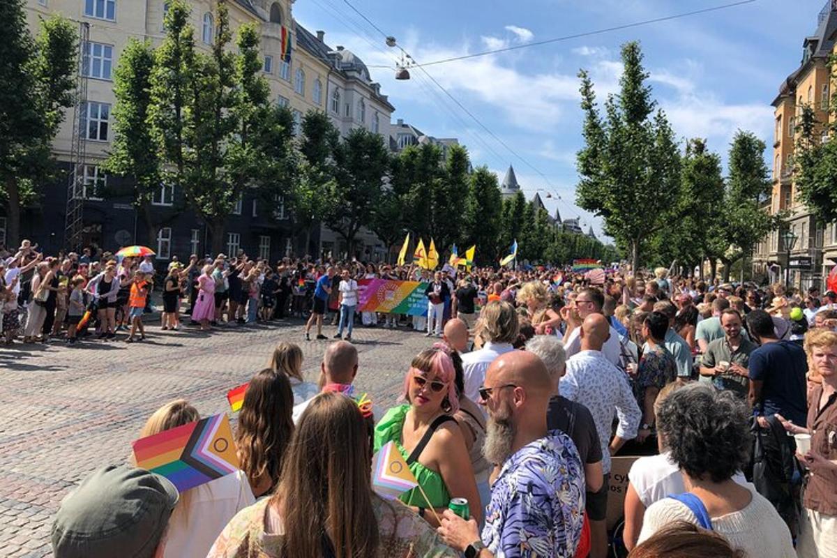 mikill mannfjöldi fólks sem gengur niður götu