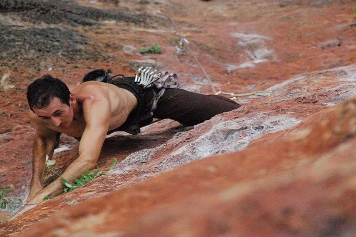 un uomo sta strisciando su una montagna rocciosa