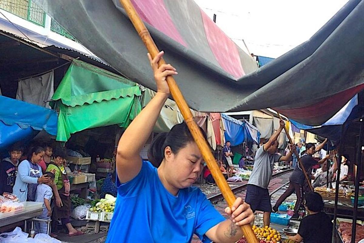 một người phụ nữ đang dựng lều ở chợ