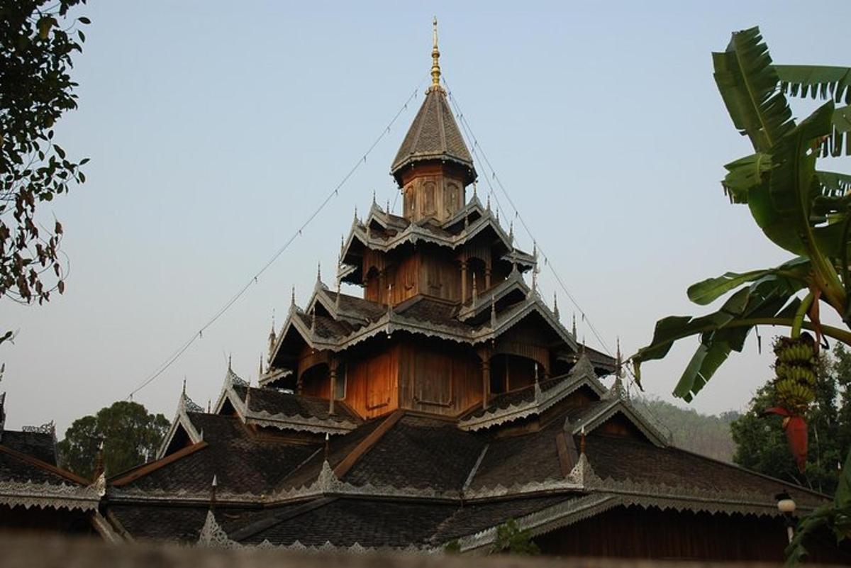 一座顶部有塔楼的大楼