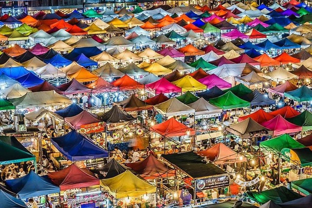 pemandangan atas pasar dengan khemah berwarna-warni