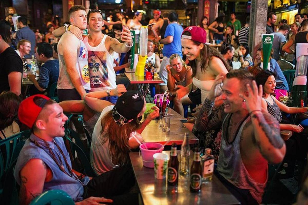 sekumpulan orang duduk di meja di bar