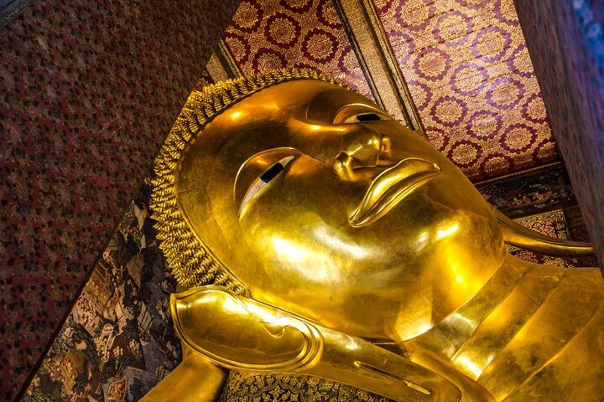 una estàtua d'or d'un gos daurat en una paret