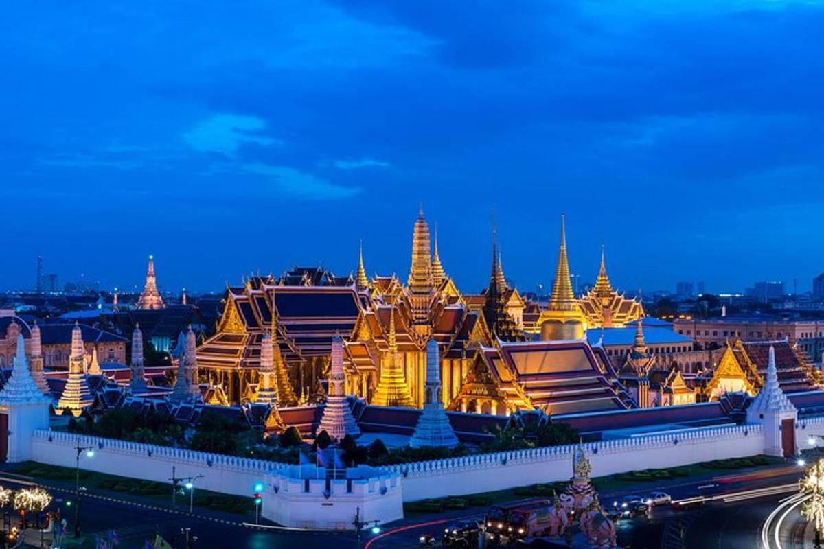 pemandangan istana buddha zamrud pada waktu malam