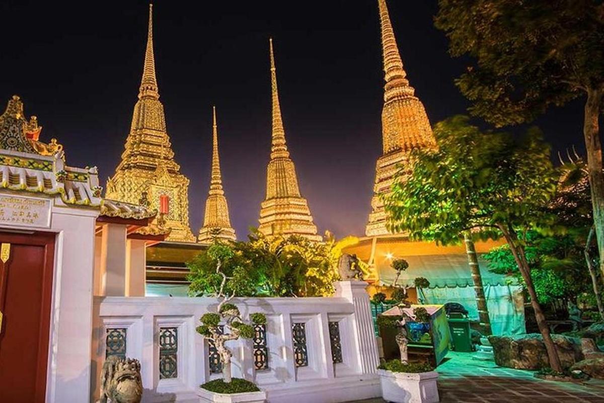 sekumpulan pagoda dinyalakan pada waktu malam