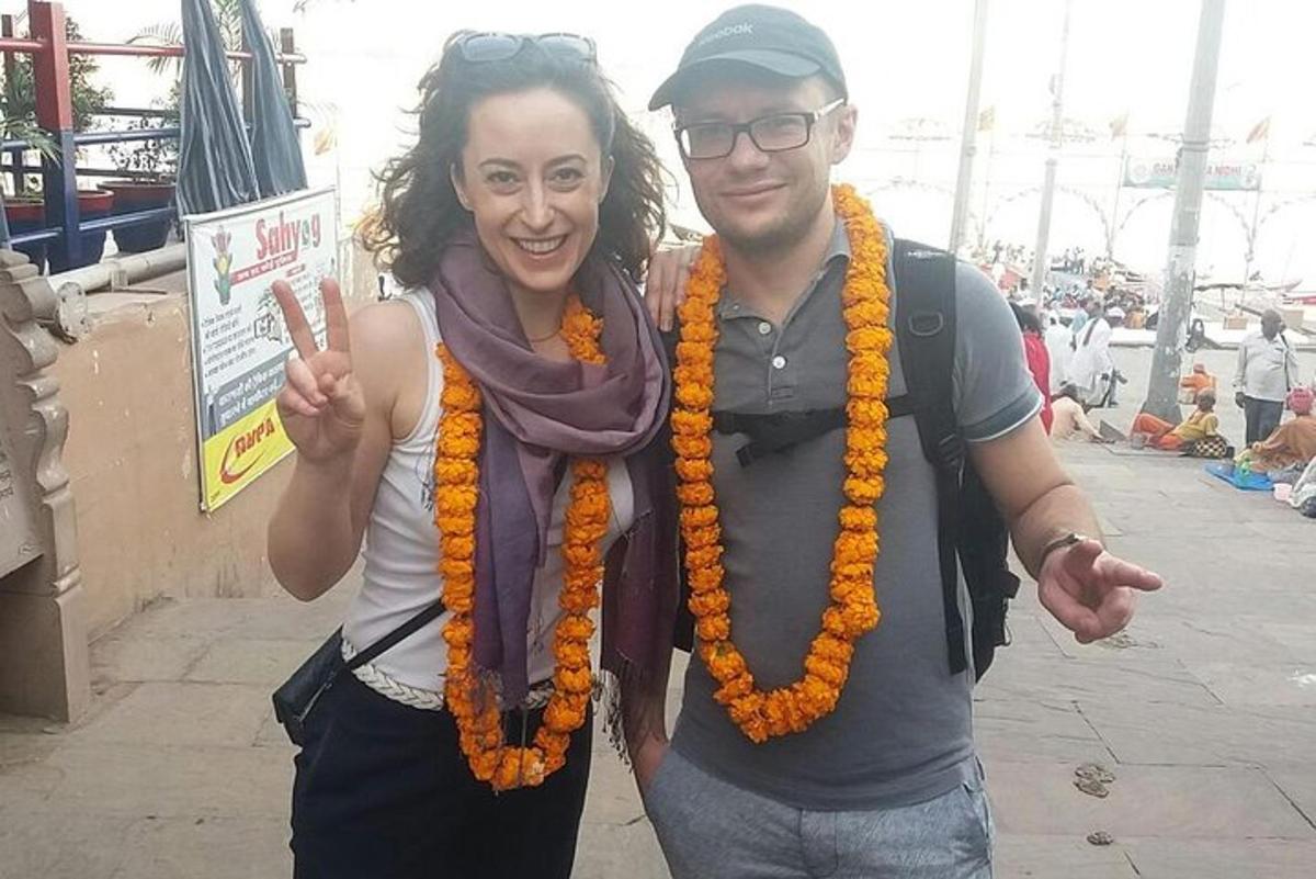 um homem e uma mulher posando para uma foto
