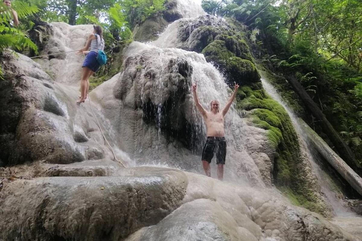dua lelaki berdiri di hadapan air terjun