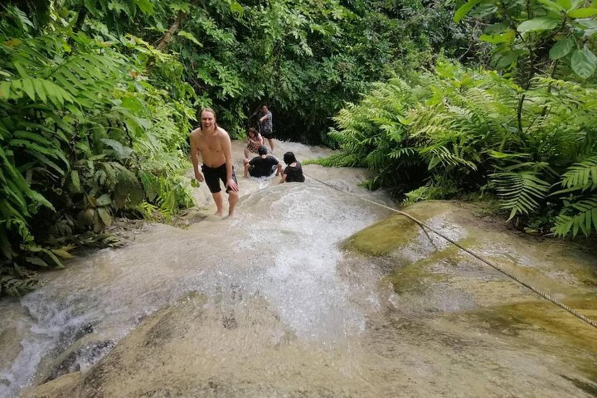 seorang lelaki berdiri di dalam air di sungai