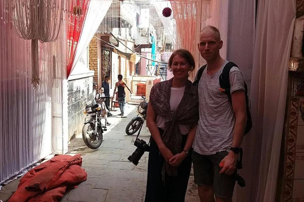 un uomo e una donna in piedi in un vicolo