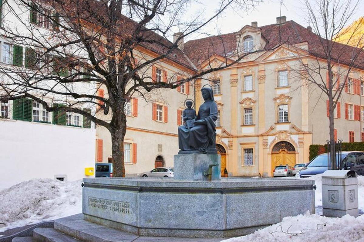 socha dvou lidí před budovou