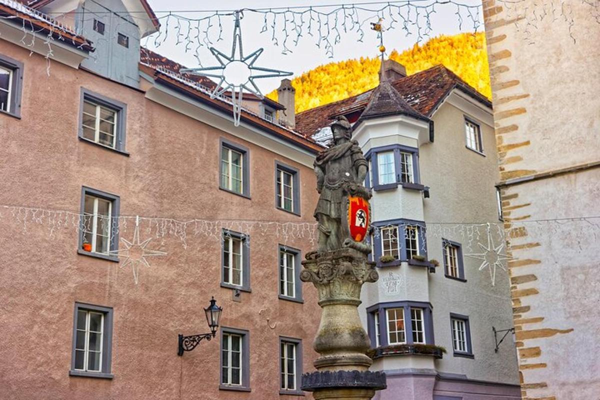 socha na tyči před budovou